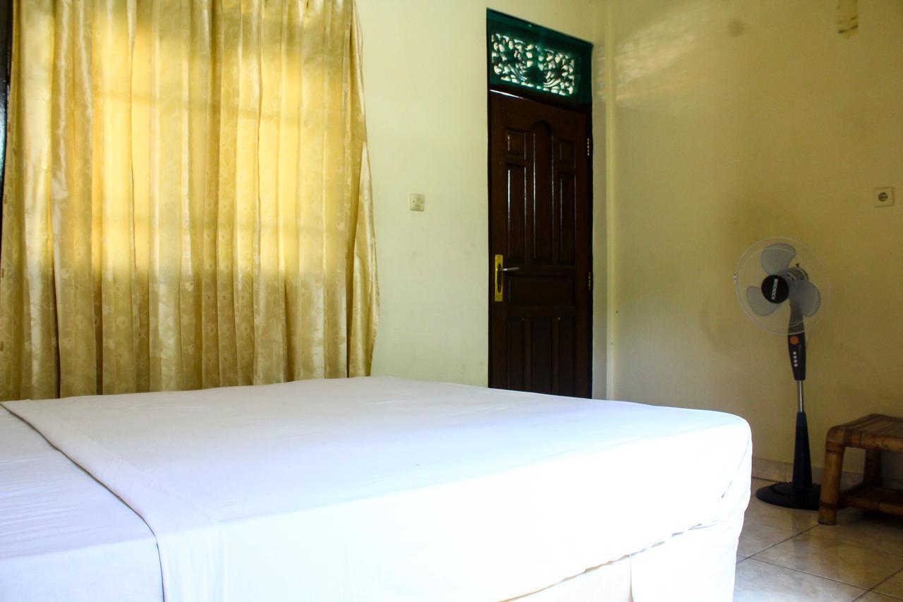 Lolo Beach Inn Легиан Екстериор снимка