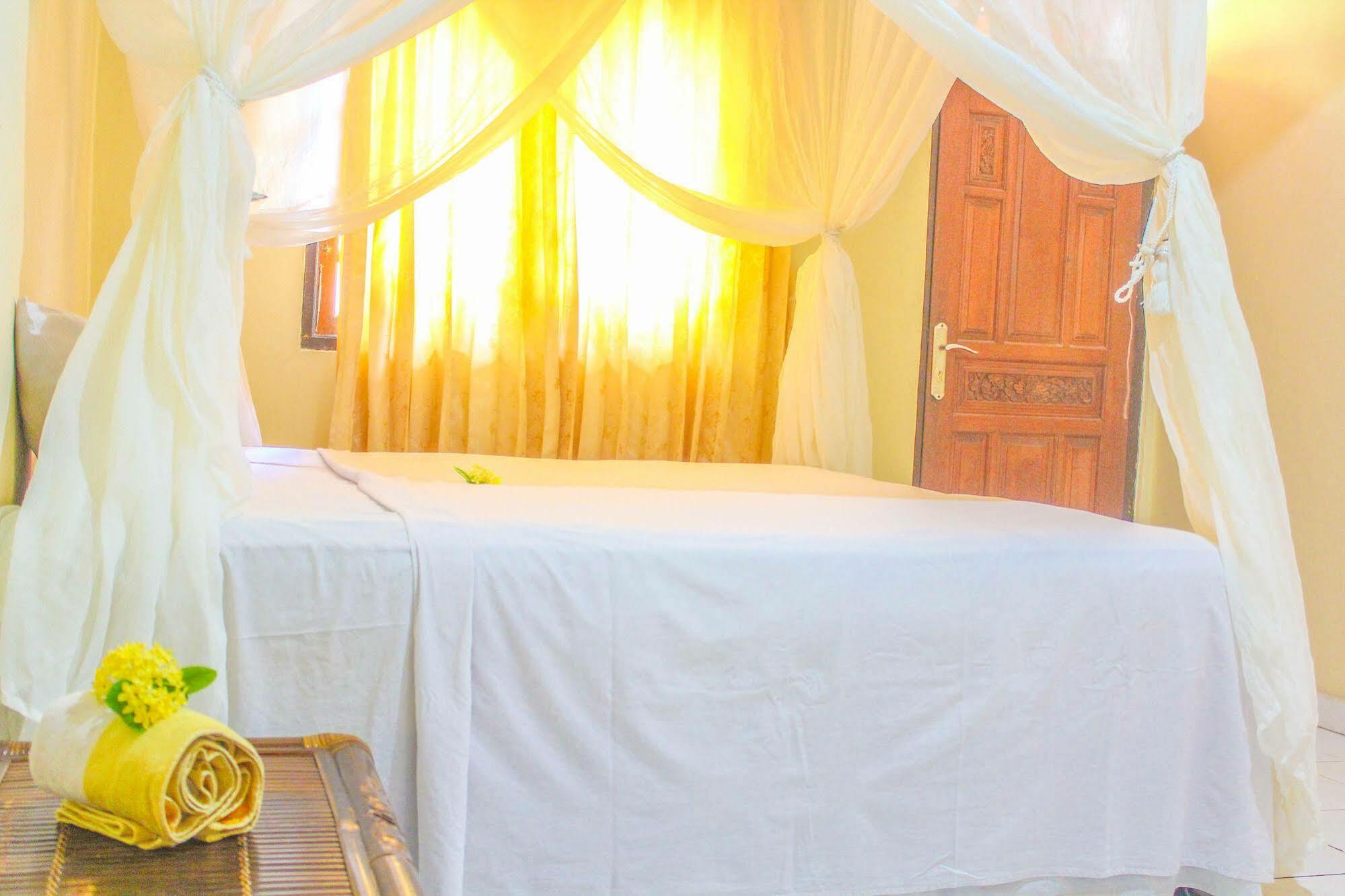 Lolo Beach Inn Легиан Екстериор снимка