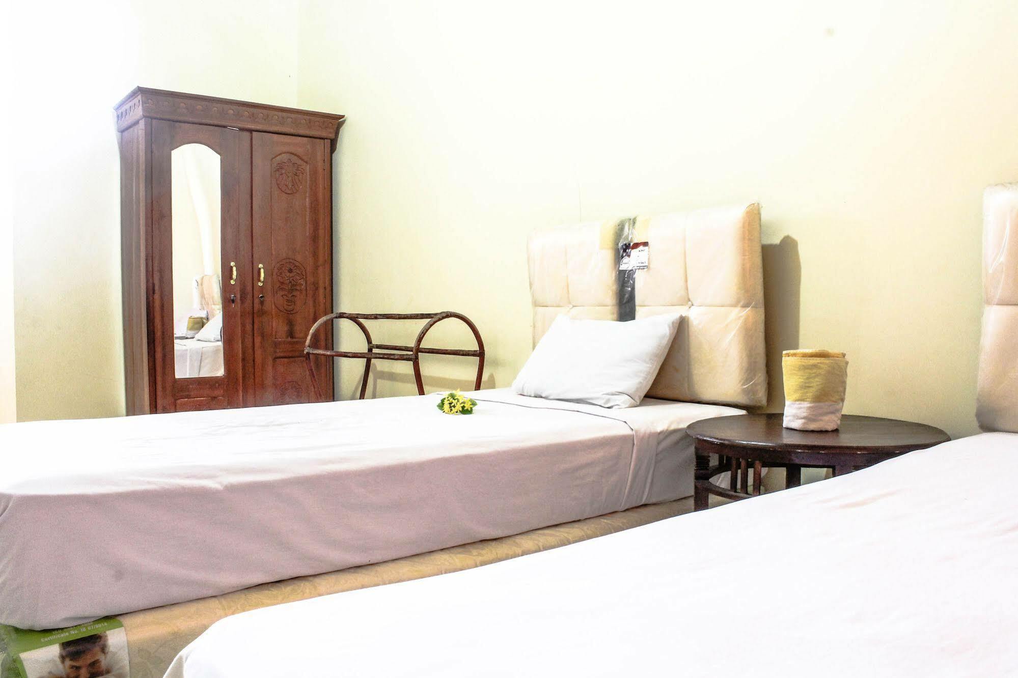 Lolo Beach Inn Легиан Екстериор снимка