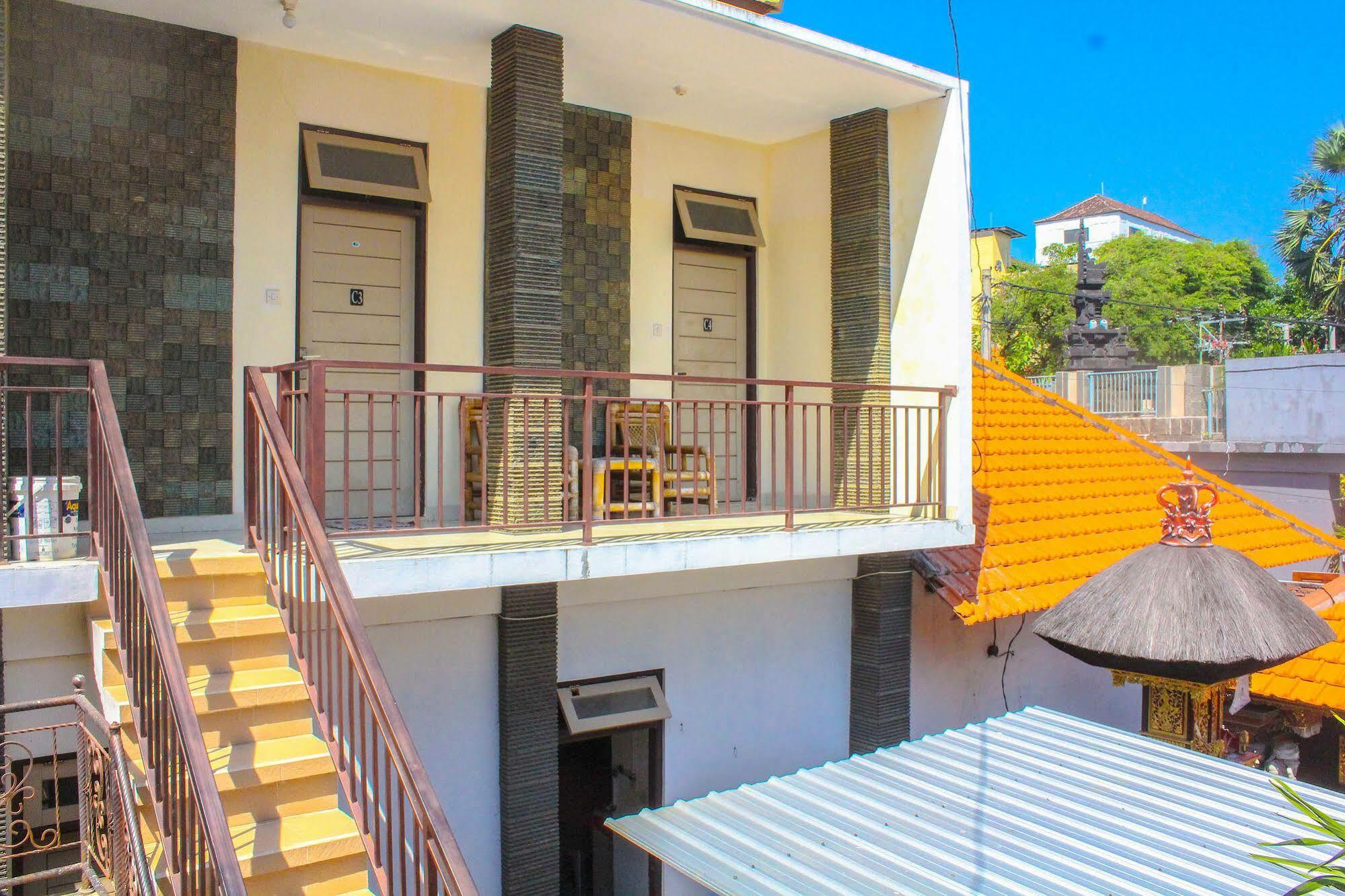 Lolo Beach Inn Легиан Екстериор снимка